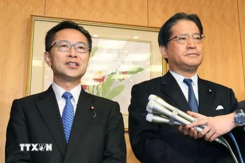 Tổng thư ký đảng Hy vọng Motohisa Furukawa và người đồng cấp của đảng Dân chủ Nhật Bản (DPJ) Teruhiko Mashiko. (Ảnh: Kyodo/TTXVN)