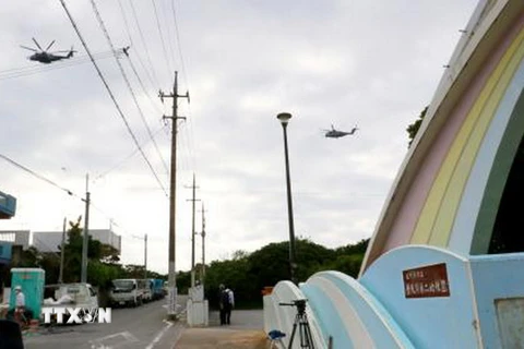 Trực thăng quân sự Mỹ bay gần trường tiểu học Futenma số 2 tại Ginowan, tỉnh Okinawa, Nhật Bản ngày 18/1. (Ảnh: Kyodo/TTXVN)