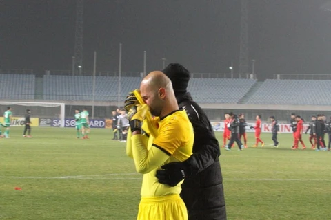 Thủ môn U23 Iraq Ahmed Basil được đồng đội động viên sau khi thua U23 Viêt Nam.
