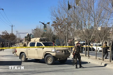 Lực lượng an ninh Afghanistan gác tại hiện trường một vụ nổ ở Kabul ngày 28/12/2017. (Ảnh: AFP/TTXVN)
