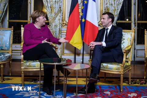 Tổng thống Pháp Emmanuel Macron (phải) và Thủ tướng Đức Angela Merkel (trái) trong cuộc gặp tại Paris, Pháp ngày 19/1 vừa qua. (Ảnh: AFP/TTXVN)