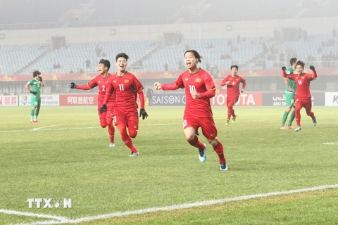 Niềm vui của cầu thủ U23 Việt Nam sau khi ghi bàn thắng mở tỷ số trận đấu giữa đội U23 Việt Nam (áo đỏ) với đội U23 Iraq. (Ảnh: Hoàng Linh/TTXVN)