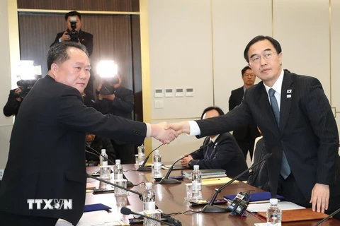 Chủ tịch Ủy ban thống nhất hòa bình Triều Tiên Ri Son-gwon (trái) và Bộ trưởng Thống nhất Hàn Quốc Cho Myoung-gyon (phải) tại cuộc đàm phán cấp cao liên Triều ở làng đình chiến Panmunjom ngày 9/1 vừa qua. (Ảnh: THX/TTXVN)