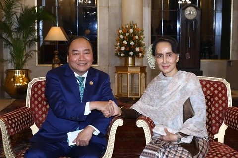 Thủ tướng Nguyễn Xuân Phúc gặp cố vấn Nhà nước Myanmar Aung San Suu Kyi. (Ảnh: Thống Nhất/TTXVN)