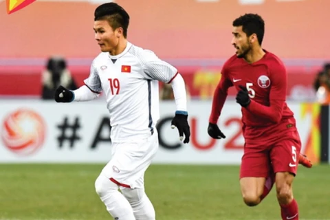 Pha đi bóng của tiền vệ Nguyễn Quang Hải (trái) trong trận đấu bán kết gặp U23 Qatar. (Ảnh: Fox Sports Asia)