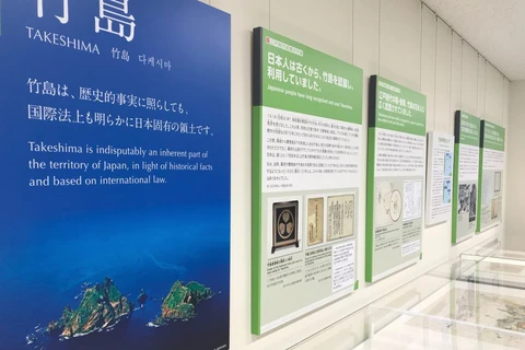 Các tài liệu về quần đảo Takeshima/Dokdo được trưng bày trong phòng triển lãm ở Tokyo, Nhật Bản ngày 25/1. (Ảnh: Yonhap/TTXVN)