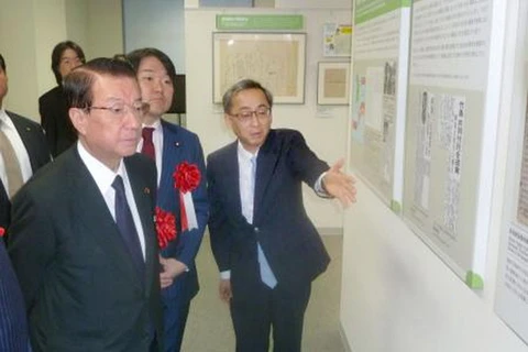 Bộ trưởng phụ trách các vấn đề lãnh thổ của Nhật Bản Tetsuma Esaki (trái) thăm bảo tàng ở Tokyo nơi trưng bày những hiện vật liên quan đến các đảo Takeshima/Dokdo. (Ảnh: Kyodo/TTXVN)