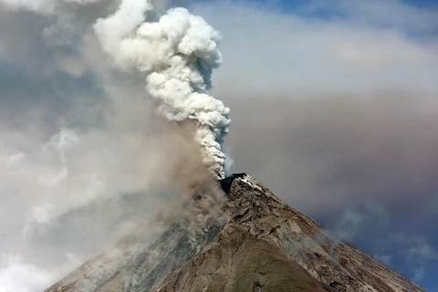  Núi lửa Mayon phun tro bụi ngày 23/1 vừa qua. (Ảnh: THX/TTXVN)