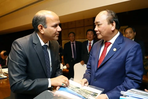 Thủ tướng Nguyễn Xuân Phúc tiếp ông Ishwar Mangal, Giám đốc điều hành Tập đoàn Năng lượng Suzlon. (Ảnh: Thống Nhất/TTXVN)