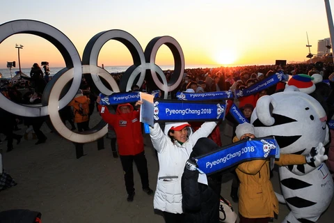 Người dân Hàn Quốc chào mừng Olympic mùa Đông PyeongChang 2018 tại Gangneung, cách thủ đô Seoul khoảng 237km về phía Đông. (Ảnh: Yonhap/TTXVN)