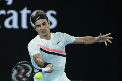 Tay vợt Roger Federer trong trận đấu ở Melbourne, Australia ngày 28/1. (Ảnh: THX/TTXVN)