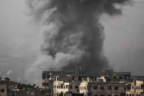 Khói bốc lên sau các vụ oanh kích tại Ain Tarma, Đông Ghouta ngày 16/10/2017. (Ảnh: AFP/TTXVN)