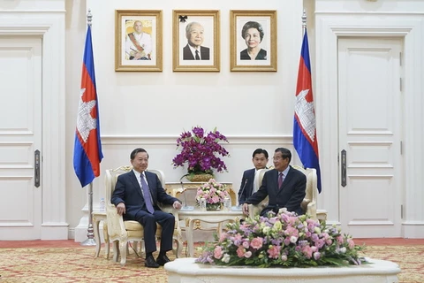 Thủ tướng Chính phủ Vương quốc Campuchia Samdech Hun Sen tiếp Bộ trưởng Công an Tô Lâm. (Ảnh: Phan Minh Hưng/TTXVN)