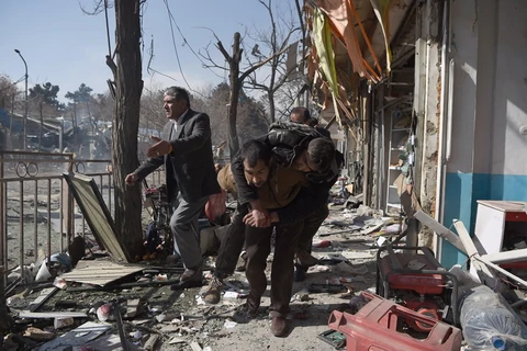 Chuyển thi thể nạn nhân tại hiện trường vụ tấn công khủng bố ở Kabul, Afghanistan ngày 27/1. (Ảnh: AFP/TTXVN)