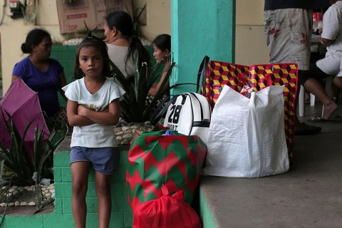 Người dân Philippines sơ tán khi núi lửa Mayon tại tỉnh Albay. (Ảnh: THX/TTXVN)