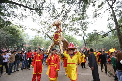 Lễ rước truyền thống tại hội đền Sóc năm 2017. (Ảnh: Quang Quyết/TTXVN)