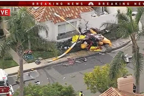 Hình này được lấy từ video của KNBC-TV cho thấy những mảnh vỡ của chiếc máy bay trực thăng Robinson R44 sau khi rơi vào một ngôi nhà ở Newport Beach thuộc California. (Nguồn: KABC-TV/AP) 