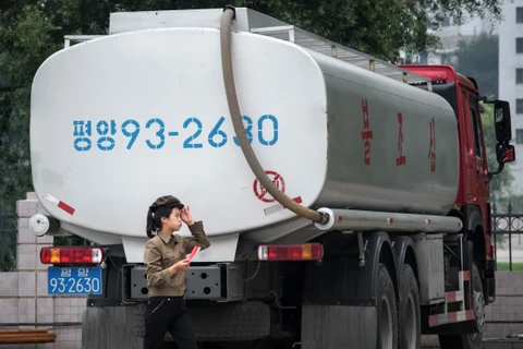 Xe chở xăng tại Bình Nhưỡng ngày 21/7/2017. (Ảnh: AFP/ TTXVN)