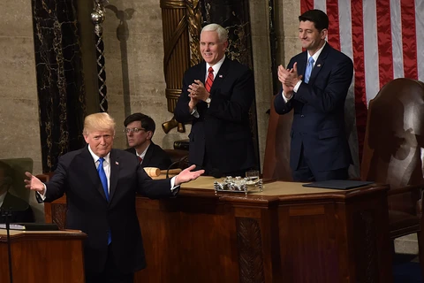 Tổng thống Mỹ Donald Trump (trái) đọc Thông điệp liên bang năm 2018 tại Washington DC., ngày 30/1 vừa qua. (Ảnh: THX/TTXVN)