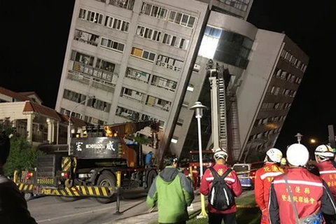 Lực lượng cứu hộ hỗ trợ người dân sơ tán khỏi một tòa nhà sau động đất ở Đài Loan, Trung Quốc, đêm 6/2. (Ảnh: EPA/TTXVN)