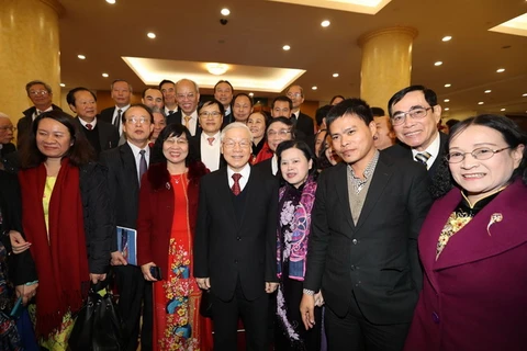 Tổng Bí thư Nguyễn Phú Trọng với các đại biểu trí thức, văn nghệ sỹ. (Ảnh: Trí Dũng/TTXVN)