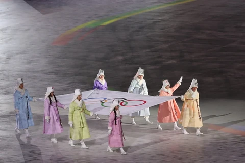 Lá cờ Olympic được các vận động viên tiêu biểu rước tại lễ khai mạc Olympic PyeongChang 2018. (Ảnh: THX/TTXVN)