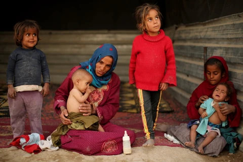 Người dân Syria tại trại tị nạn Ash'ari, Đông Ghouta ngày 25/10/2017. (Ảnh: AFP/TTXVN)