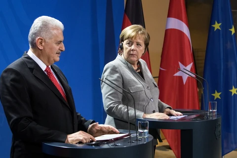 Thủ tướng Đức Angela Merkel và người đồng cấp Thổ Nhĩ Kỳ Binali Yildirim tại buổi họp báo. (Ảnh: AFP/TTXVN)