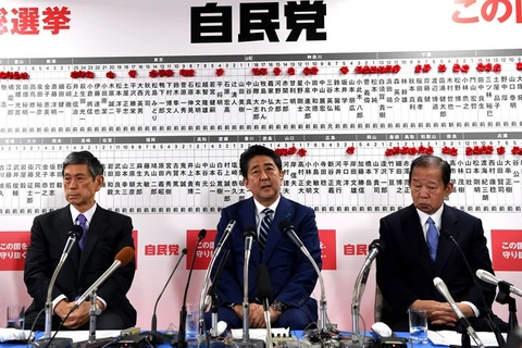 Thủ tướng Nhật Bản đồng thời là Chủ tịch LDP Shinzo Abe, Phó Chủ tịch LDP Masahiko Komura và Tổng thư ký LDP Toshihiro Nikai. (Ảnh: THX/TTXVN)