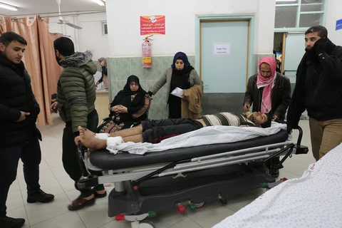 Một thường dân Palestine bị thương sau vụ không kích do quân đội Israel tiến hành tại Dải Gaza ngày 17/2. (Ảnh: AFP/TTXVN)