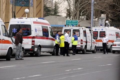 Xe cứu thương túc trực gần sân bay Mehrabad ở Tehran, Iran ngày 18/2. (Ảnh: AFP/TTXVN)