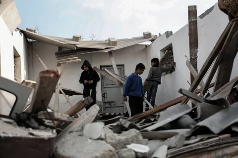 Cảnh đổ nát sau một vụ không kích của Israel nhằm vào căn cứ của phòng trào Hamas tại thị trấn Khan Yunis, dải Gaza. (Ảnh: AFP/TTXVN)