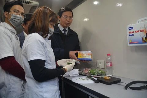 Thử nhanh kiểm tra an toàn thực phẩm trên xe chuyên dụng tại khu vực lễ hội Chùa Hương. (Ảnh: Tuyết Mai/TTXVN)