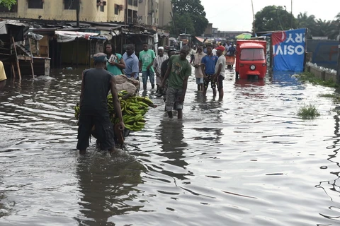 Cảnh ngập lụt tại Lagos, Nigeria. (Ảnh: AFP/TTXVN)