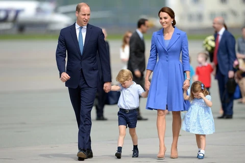 Hoàng tử Anh William (trái) và Công nương Kate (phải) cùng hai con là Hoàng tử George và Công chúa Charlotte. (Ảnh: EPA/TTXVN)