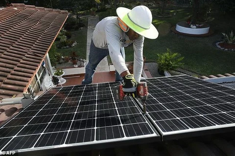 Năng lượng Mặt Trời thông qua các tấm được lắp đặt trên mái nhà của Florida. (Nguồn: dailymail)