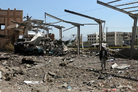 Cảnh đổ nát sau vụ không kích tại đơn vị điều tra hình sự ở Sanaa của Yemen ngày 4/2 vừa qua. (Ảnh: THX/TTXVN)