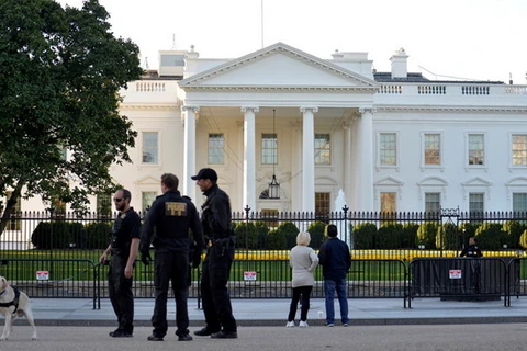 Lực lượng mật vụ phong tỏa bên ngoài Nhà Trắng ở Washington D.C., ngày 21/2 vừa qua. (Ảnh: Reuters/TTXVN)