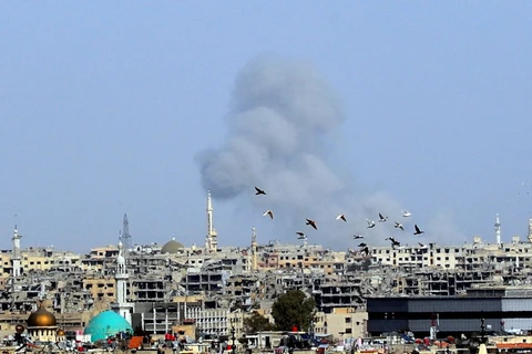 Khói bốc lên sau một cuộc không kích tại Đông Ghouta, Syria ngày 2/3 vừa qua. (Ảnh: THX/TTXVN)