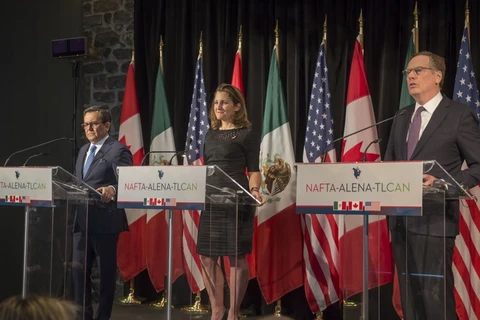 Bộ trưởng Kinh tế Mexico Ildefonso Guajardo, Ngoại trưởng Canada Chrystia Freeland và Đại diện Thương mại Mỹ Robert Lighthizer tại cuộc họp báo kết thúc vòng 6 tái đàm phán NAFTA ở Quebec, Canada ngày 29/1 vừa qua. (Ảnh: AFP/TTXVN)