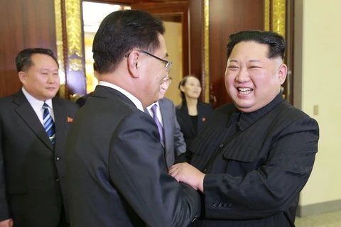 Nhà lãnh đạo Triều Tiên Kim Jong-un (phải) trong cuộc gặp với đoàn đặc phái viên Tổng thống Hàn Quốc Moon Jae-in tại Bình Nhưỡng ngày 5/3. (Ảnh Yonhap/TTXVN)