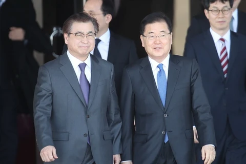 Chánh văn phòng an ninh quốc gia Phủ Tổng thống Hàn Quốc Chung Eui-yong (phải) dẫn đầu đoàn đặc phái viên Tổng thống Moon Jae-in tới Bình Nhưỡng từ sân bay tại Seongnam, phía nam Seoul ngày 5/3. (Ảnh: Yonhap/TTXVN)