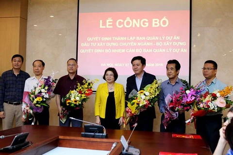 Thứ trưởng Phan Thị Mỹ Linh chúc mừng Ban Giám đốc Ban Quản lý dự án đầu tư xây dựng chuyên ngành Bộ Xây dựng. (Nguồn: moc.gov)