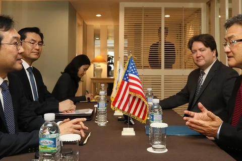 Trưởng phái đoàn Hàn Quốc tham gia đàm phán 6 bên về phi hạt nhân hóa bán đảo Triều Tiên Lee Do-Hoon (trái) và Đại diện đặc biệt về chính sách của Mỹ đối với Triều Tiên Joseph Yun (phải) trong cuộc gặp tại Jeju, Hàn Quốc ngày 17/11/2017. (Ảnh: Yonhap/TTXV