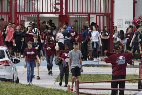  Học sinh trở lại trường Marjory Stoneman Douglas ở Parkland, bang Florida, Mỹ ngày 28/2 vừa qua. (Ảnh: AFP/TTXVN)