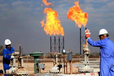 Công nhân làm việc tại cơ sở lọc dầu ở Basra, Iraq ngày 14/12/2017. (Ảnh: AFP/TTXVN)