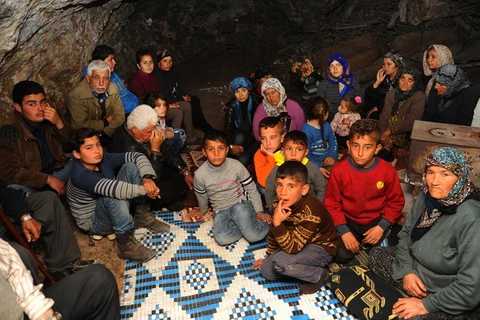 Người Kurd sống tạm trong các hang động tránh chiến dịch quân sự của Thổ Nhĩ Ky tại Afrin, Syria ngày 8/2 vừa qua. (Ảnh: THX/TTXVN)