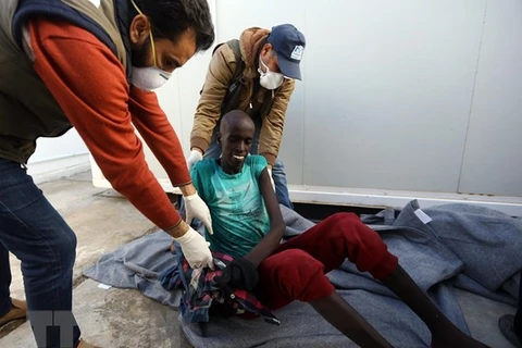 Người di cư tại căn cứ hải quân ở Tripoli, Libya ngày 19/2 vừa qua sau khi được cứu trên biển. (Nguồn: THX/TTXVN) 