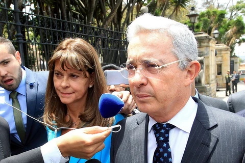 Cựu Tổng thống Colombia Alvaro Uribe - bên phải. (Ảnh: EPA/TTXVN)
