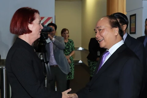 Lễ đón Thủ tướng Chính phủ Nguyễn Xuân Phúc và Phu nhân tại sân bay quốc tế Auckland của New Zealand. (Ảnh: Thống Nhất/TTXVN)